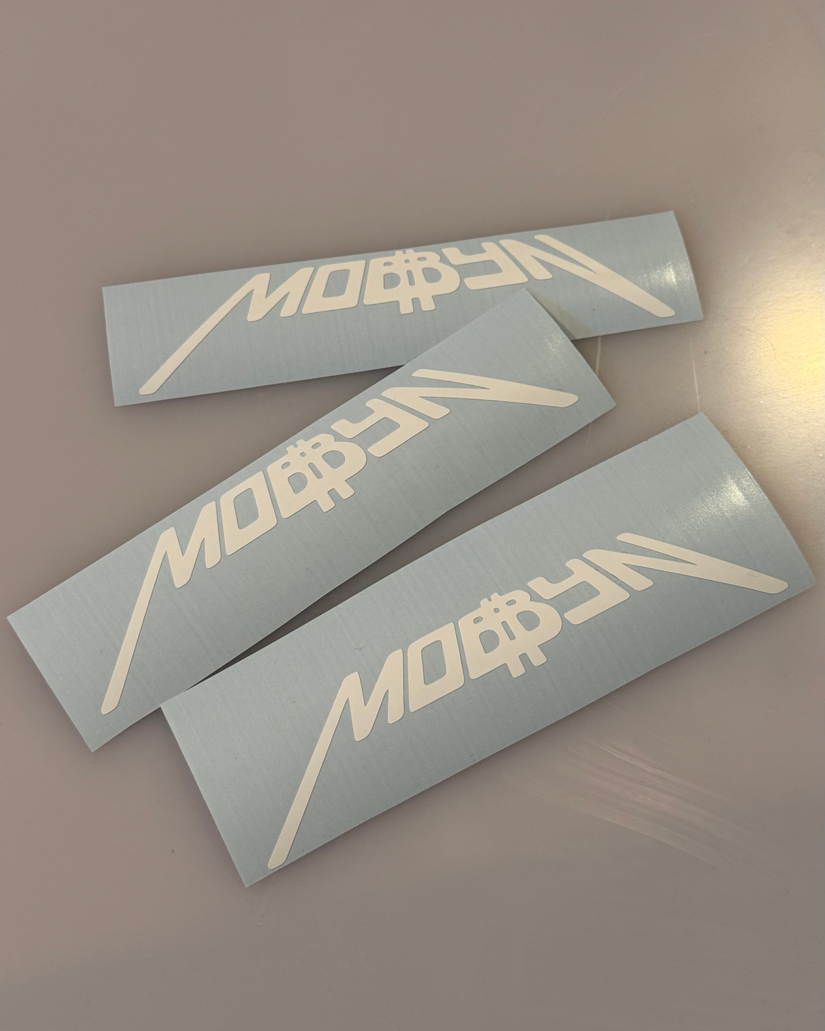 3szt. białych wycinanych wlep "Mobbyn" 12cm
