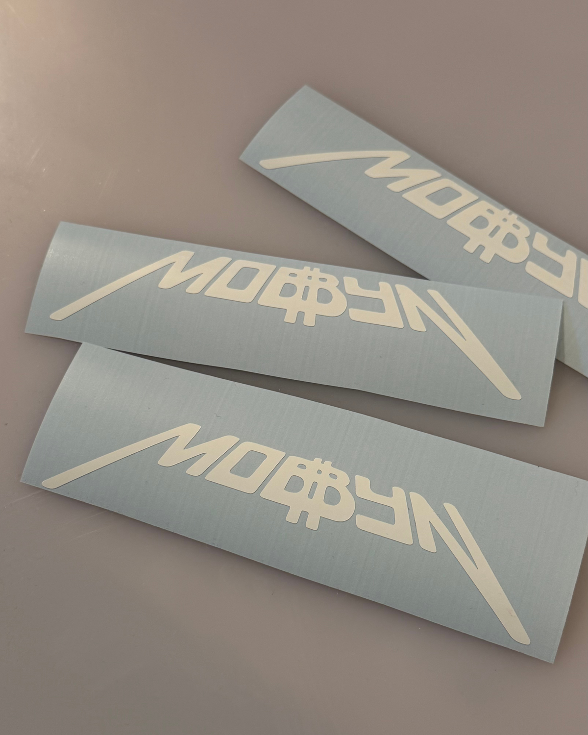 3szt. białych wycinanych wlep "Mobbyn" 12cm