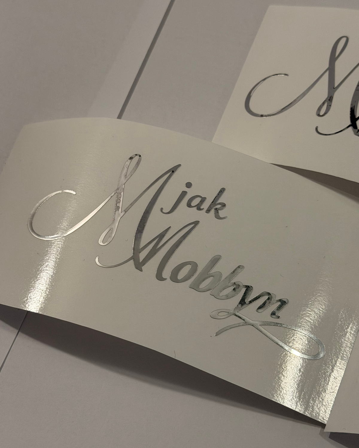 3szt. srebrnych wycinanych wlep "M jak Mobbyn" 12cm
