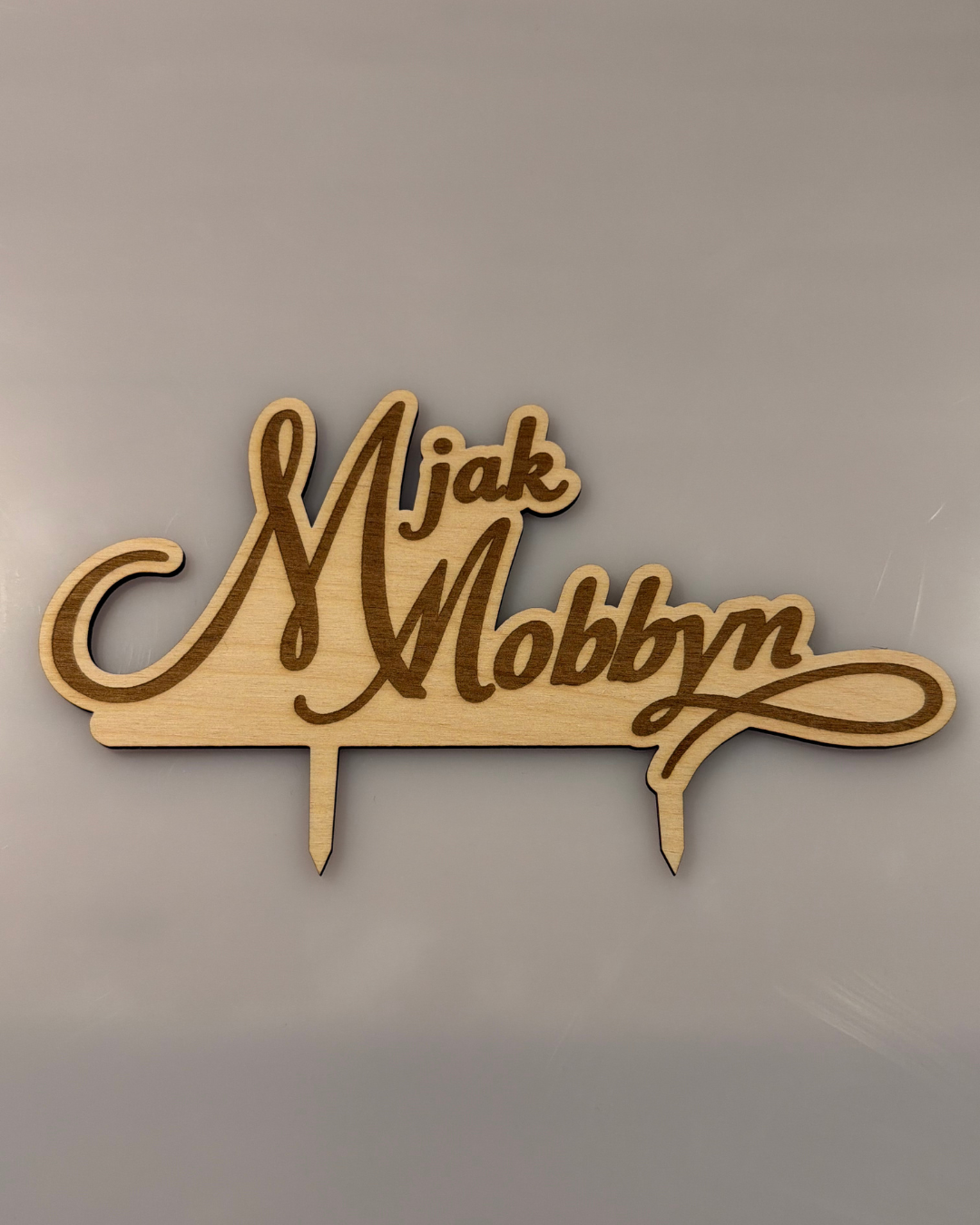 Topper do tortu z napisem "M jak Mobbyn"