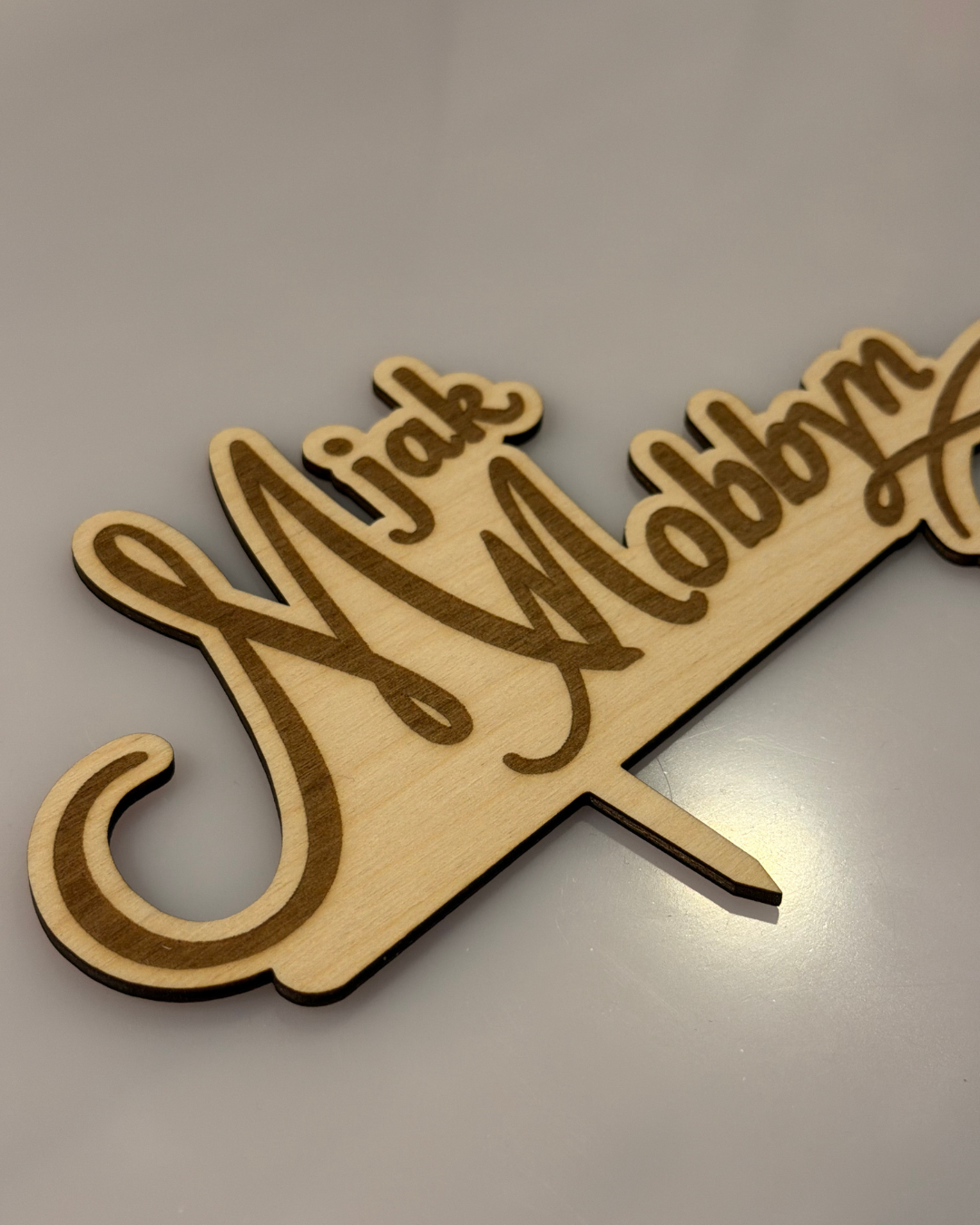 Topper do tortu z napisem "M jak Mobbyn"