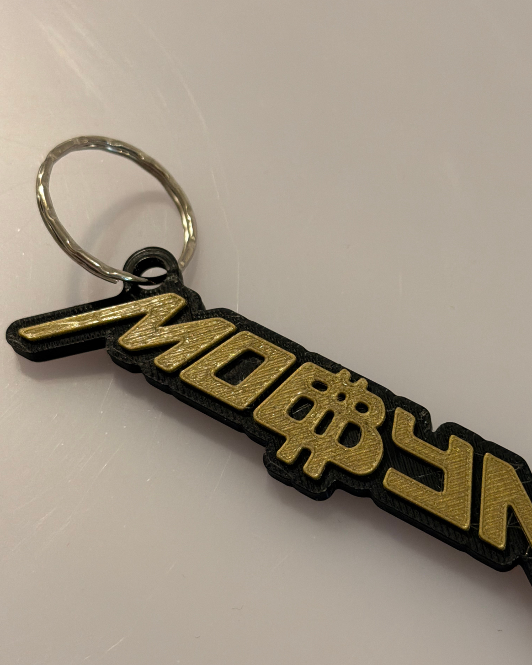 Brelok 3D MOBBYN czarno-złoty