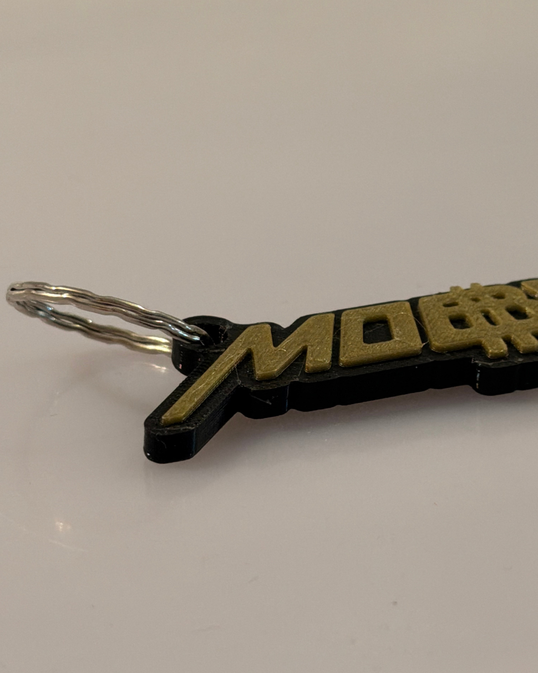 Brelok 3D MOBBYN czarno-złoty