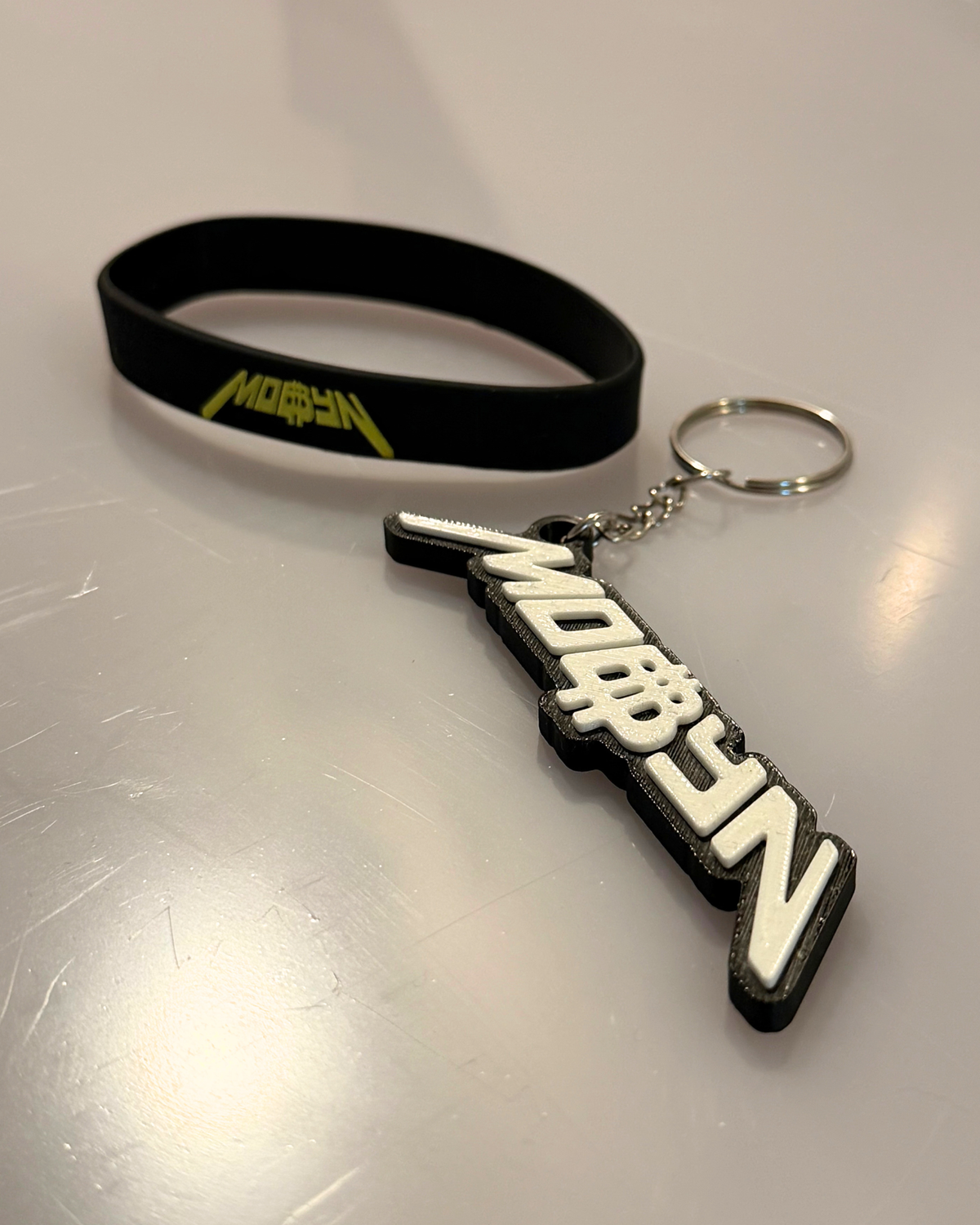 Opaska na rękę + brelok MOBBYN
