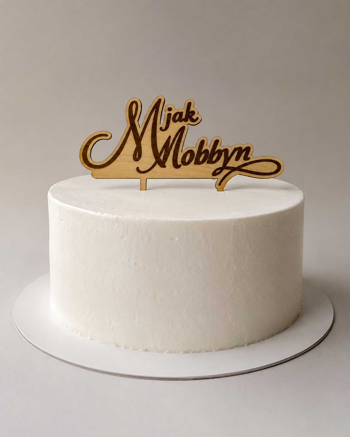 Topper do tortu z napisem "M jak Mobbyn"