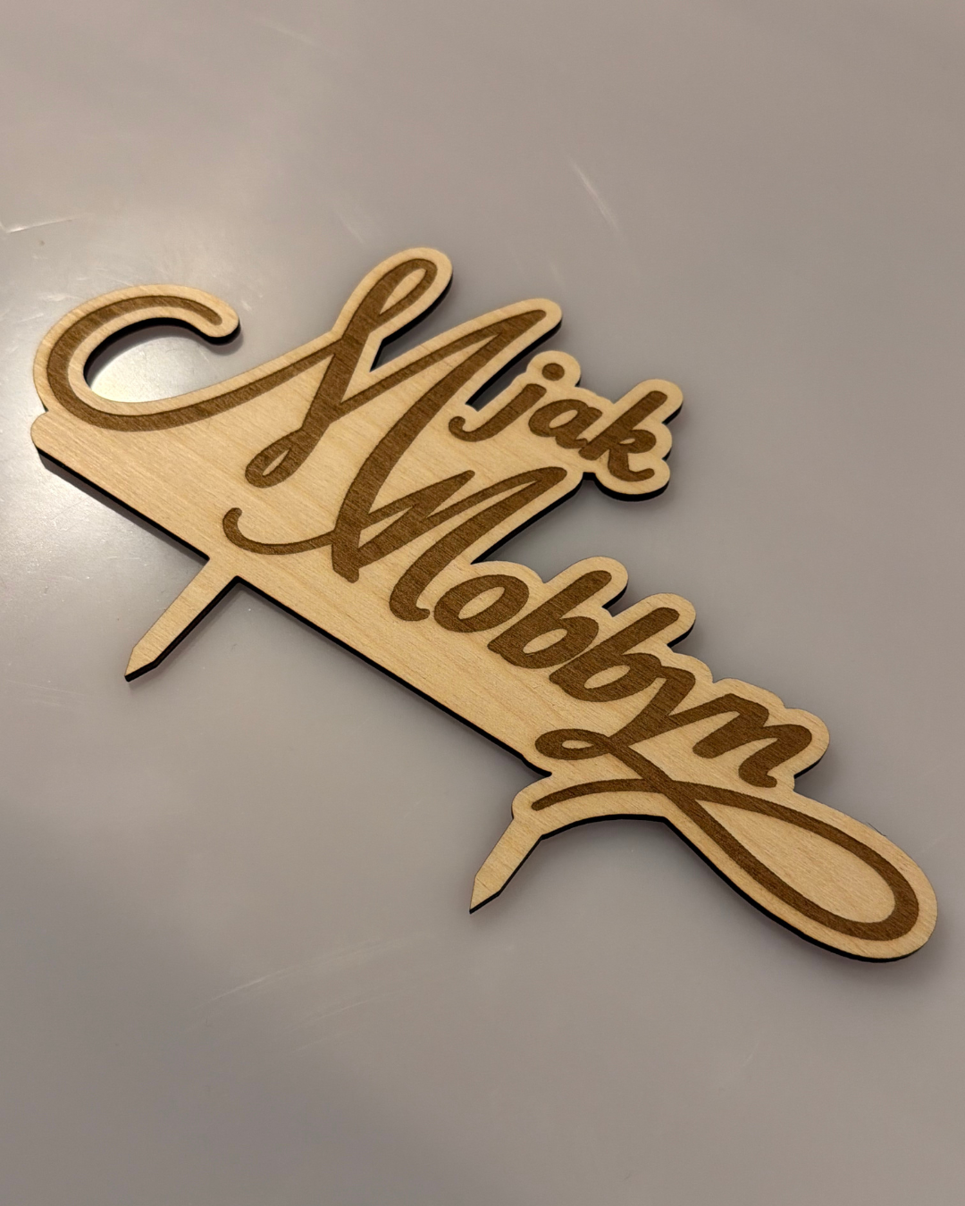 Topper do tortu z napisem "M jak Mobbyn"
