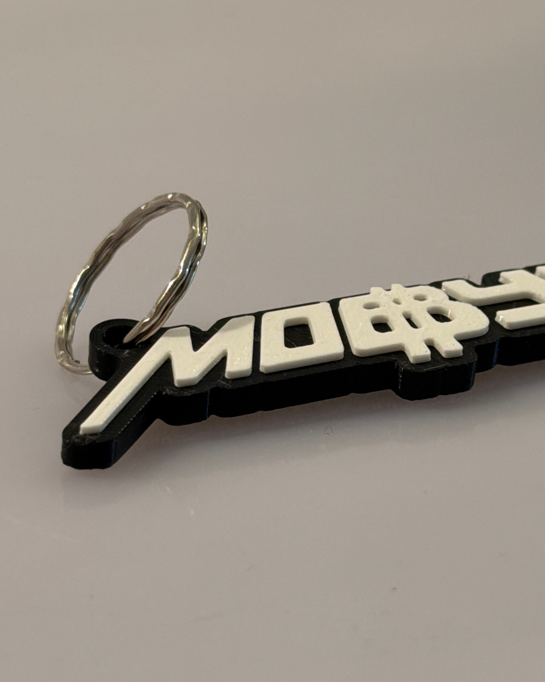 Brelok 3D MOBBYN biało-czarny